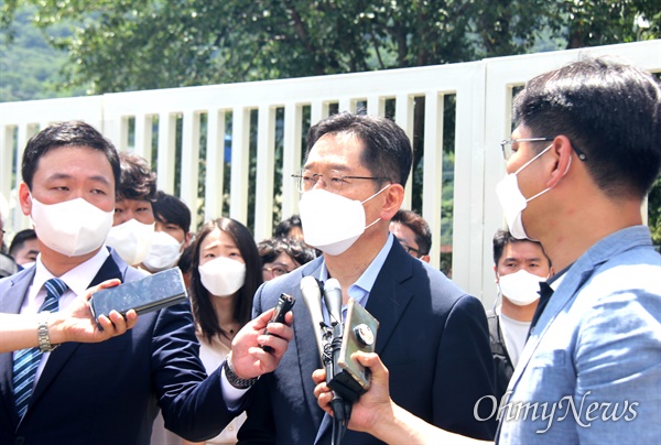 김경수 전 경남지사가 26일 오후 창원교도소에 재수감되었다. 교도소 정문 앞어서 입장을 밝히고 있다.