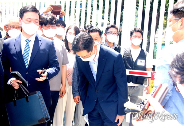 김경수 전 경남지사가 26일 오후 창원교도소 앞에서 고개 숙여 인사하고 있다.