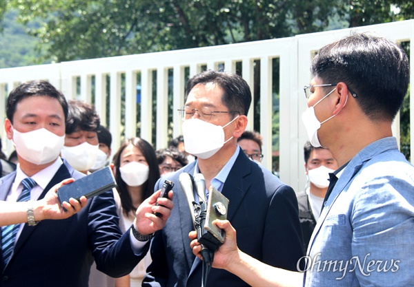 김경수 전 경남지사가 26일 오후 창원교도소 앞에서 입장을 밝히며 눈을 감고 있다.