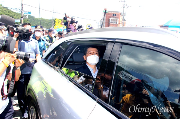 김경수 전 경남지사가 26일 오후 창원교도소 앞에 차량을 타고 지나가고 있다.