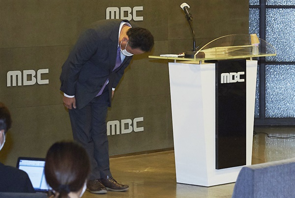 대국민 사과하는 MBC 박성제 사장 MBC 박성제 사장이 26일 오후 서울 마포구 MBC사옥에서 올림픽 개회식 방송 및 축구 중계 관련 대국민 사과 기자회견을 열어 사과를 하고 있다. 박성제 사장은 "신중하지 못한 방송, 참가국에 대한 배려가 결여된 방송에 대해 마음에 상처를 입은 해당 국가 국민들과 실망하신 시청자 여러분께 MBC 콘텐츠의 최고 책임자로서 머리 숙여 사죄드립니다"라고 고개를 숙였다.