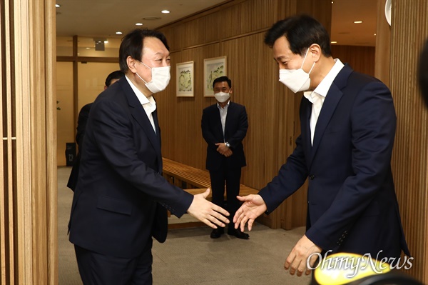  윤석열 대선 예비후보가 26일 오후 서울 중구 서울시청을 방문, 오세훈 서울시장과 악수하고 있다.