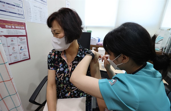 만 55∼59세(1962∼1966년생) 약 304만명에 대한 코로나19 예방접종이 시작된 지난 26일 오전 광주 북구의 한 병원에서 대상자들이 모더나 백신을 접종받고 있다.