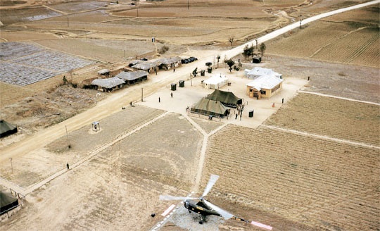 초가집과 천막 아래로 판문점 비행장이 있다.