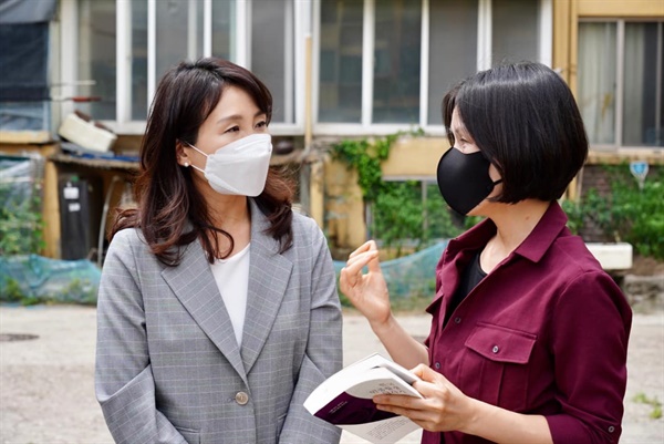 이재명 경기도지사 부인 김혜경(왼쪽)씨가 지난 24일 광주 서구 광천시민아파트를 방문해 '한국민중항쟁 답사기-광주전남 편'을 쓴 이혜영 작가와 대화하고 있다. (사진 출처 - 민형배 의원 페이스북)
