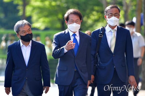  해직교사 부당 특별채용 의혹을 받고 있는 조희연 서울시교육감이 27일 오전 경기 과천시 정부과천청사 고위공직자범죄수사처에 출석하고 있다.