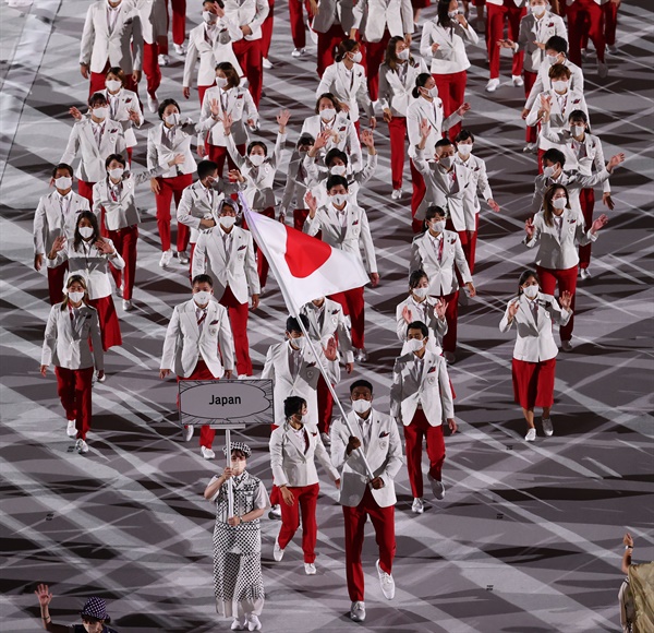 지난 23일 일본 도쿄 신주쿠 국립경기장에서 열린 2020 도쿄올림픽 개막식에서 일본 대표단이 입장하고 있는 모습. 맨 앞 일본 국기를 들고 있는 이가 미국 NBA 리그 워싱턴 위저드에서 포워드로 활약 중인 하치무라 루이 선수.