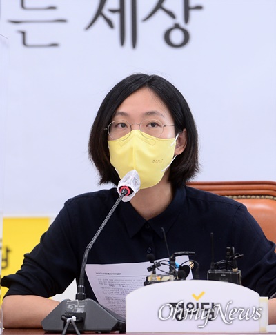 장혜영 정의당 의원이 27일 오전 서울 여의도 국회에서 열린 의원총회에서 발언하고 있다.