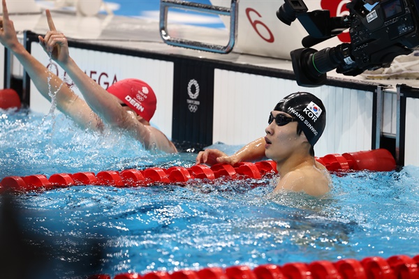 [올림픽] 기록 확인하는 황선우 27일 일본 도쿄 아쿠아틱스센터에서 열린 도쿄 올림픽 수영 남자 자유형 200m 결승전에서 황선우가 레이스를 펼친 뒤 기록을 확인하고 있다. 