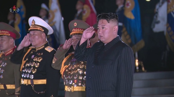 김정은 북한 국무위원장이 정전협정 체결 68주년인 지난 7월 27일 자정에 6·25 전쟁 전사자 묘역인 '조국해방전쟁 참전열사묘'를 참배했다고 조선중앙TV가 27일 보도했다. [조선중앙TV 화면] 2021.7.27