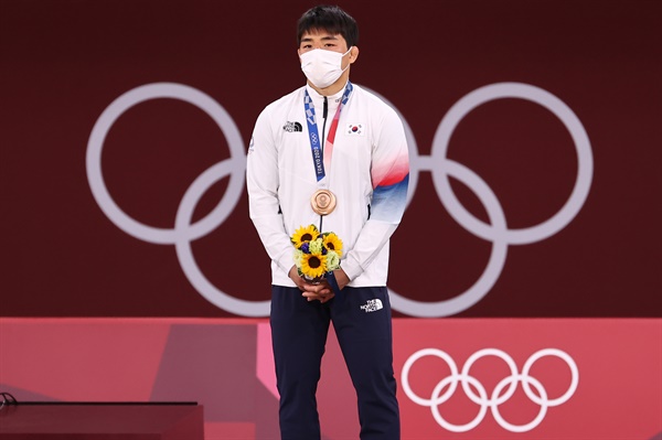 안창림이 26일 일본 도쿄 지요다구 무도관에서 열린 도쿄올림픽 유도 남자 73kg급 시상식에서 동메달을 목에 걸고 있다. 2021.7.26