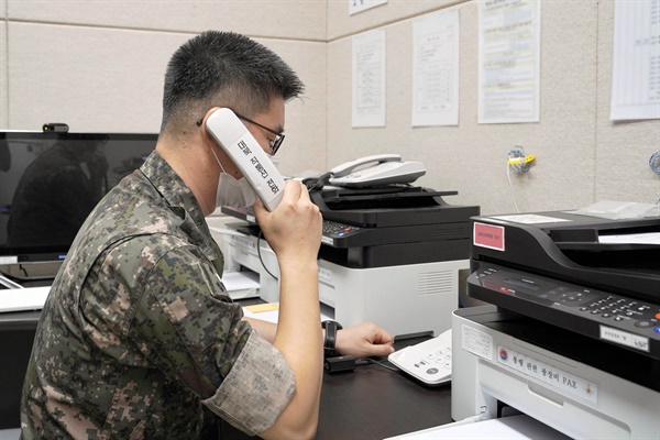 남북 간 통신연락선이 복원된 27일 오후 군 관계자가 서해지구 군 통신선을 활용해 시험통화를 하고 있다. [국방부 제공]