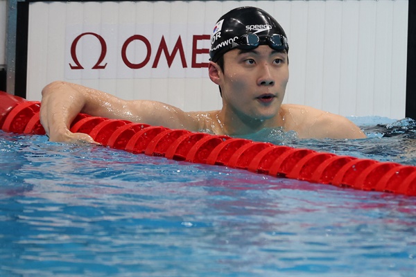 [올림픽] 황선우, 자유형 100ｍ 아시아신기록 28일 일본 아쿠아틱스 센터에서 열린 도쿄올림픽 남자 100m 자유형 준결승. 3번 레인의 황선우가 터치패드를 찍은 뒤 기록을 확인하고 있다. 황선우는 아시아신기록을 세우고 한국 선수로는 처음으로 이 종목 올림픽 결승에 올랐다.