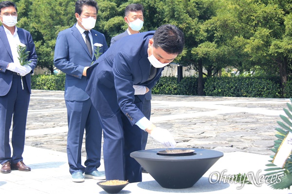 국민의힘 김태호 국회의원이 7월 28일 오전 김해 봉하마을을 방문해 고 노무현 전 대통령 묘역을 참배했다.