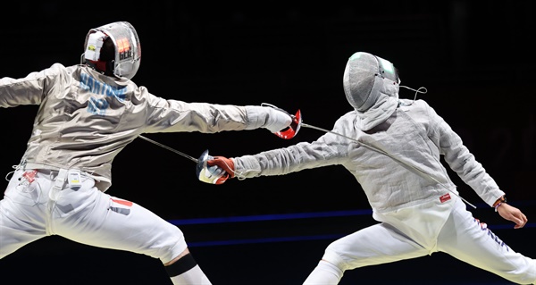 28일 일본 지바 마쿠하리 메세에서 열린 도쿄올림픽 펜싱 남자 사브르 단체전 대한민국 대 독일 4강전 경기. 김정환(오른쪽)이 막스 하르퉁을 상대로 공격을 시도하고 있다.