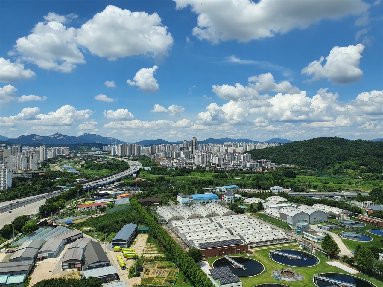 구리타워에서 바라본 서울외곽순환도로  구리타워에서는 구리시내와 아차산은 물론 서울 잠실 등의 일대가 훤히 내려다 보인다.