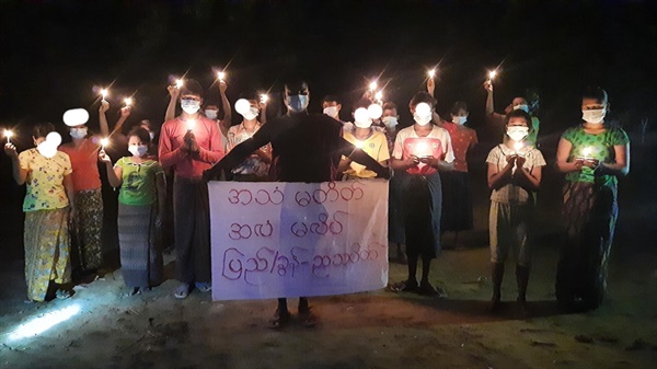 26일 만달레이, 수배 중인 승려의 시위 "우리는 침묵하지도 깃발을 내리지도 않을 것이다."