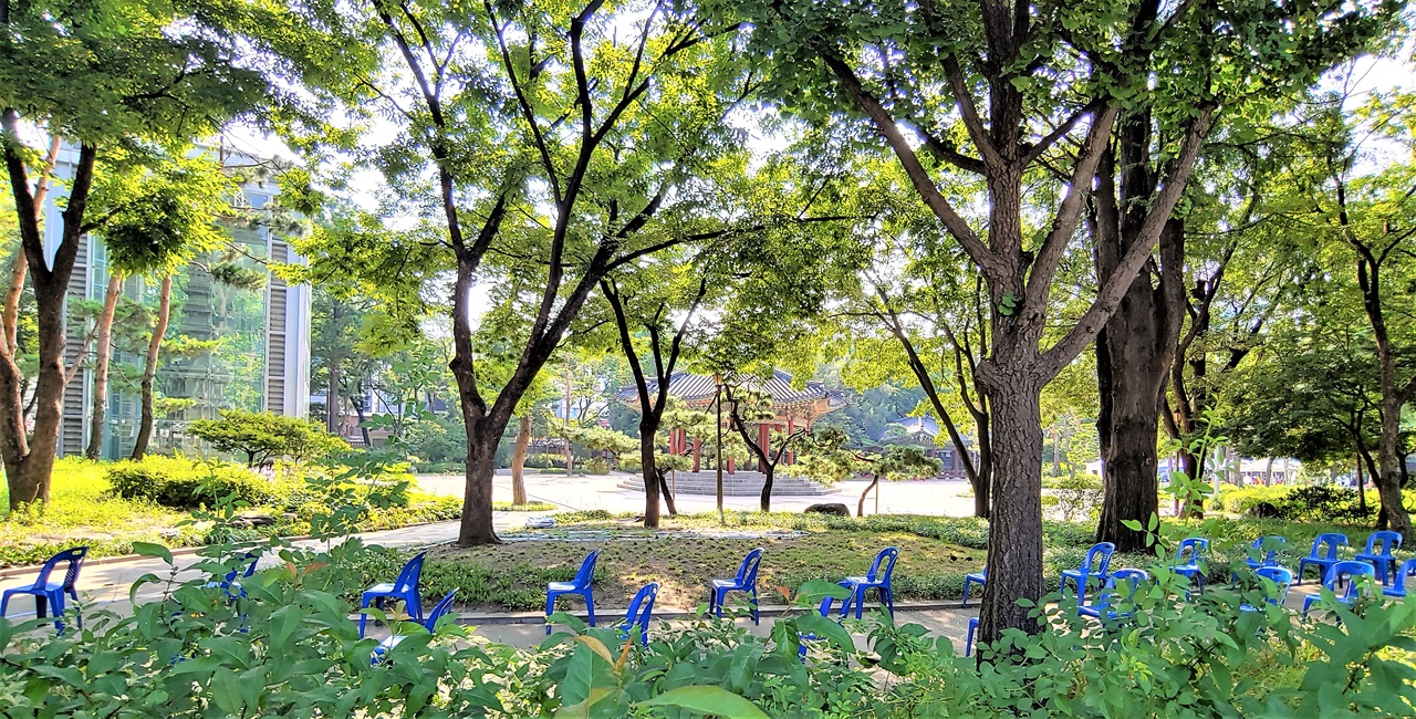 대한제국 시기 민의(民意)를 수렴하는 ‘공론의 장’으로 한양 도심에 만들어진 최초의 도시근린공원, 탑골공원 모습이다. 