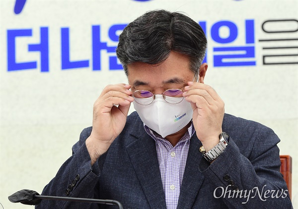 더불어민주당 윤호중 원내대표가 29일 국회에서 열린 정책조정회의에서 안경을 고쳐쓰고 있다.