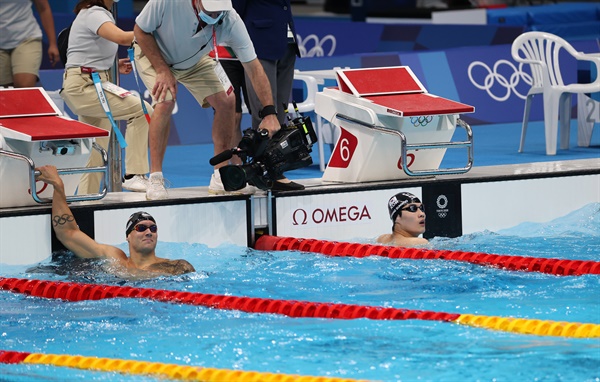 [올림픽] 기록 보는 황선우 29일 오전 일본 도쿄 아쿠아틱스 센터에서 열린 수영 남자 100m 자유형 결승전. 대한민국 황선우가 경기를 마치고 기록을 보고 있다.
