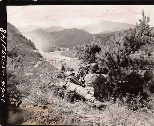 6.25 전쟁이 일어난 1950년 7월 20일 미8군 소속의 소레이스(Sorace) 일병이 남한 땅 어딘가에서 찍은 사진. 사진 속 장소는?