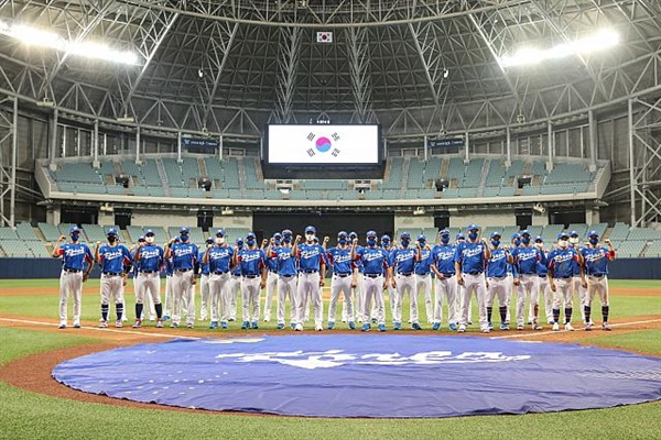 태극전사 출격 한국 야구대표팀 선수단이 격전지인 도쿄 입성에 앞서 서울 고척스카이돔에서 출정식을 열고 기념촬영을 하고 있다. 제공=KBO