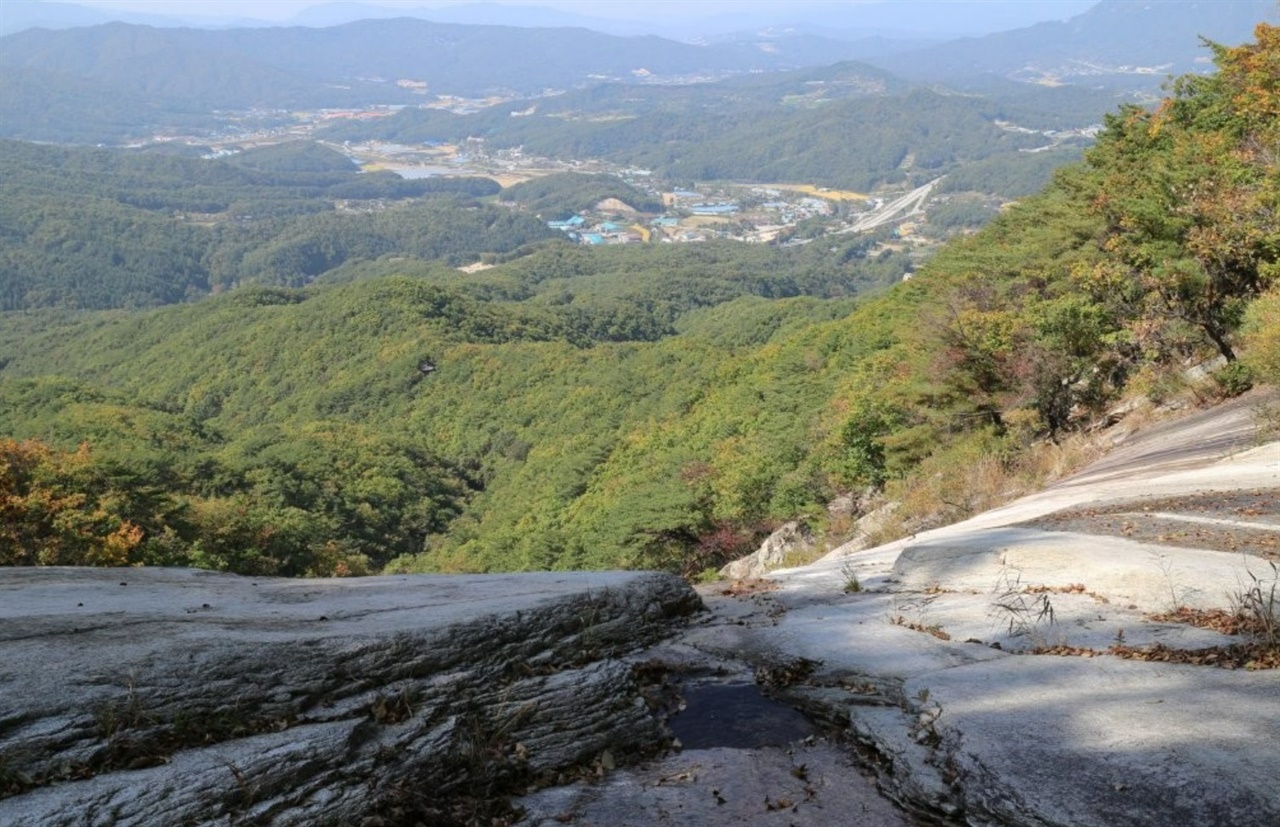 경기 오악의 하나고, 100대 명산에 속해있는 운악산에는 명성산에서 밀려난 궁예 세력들이 최후까지 항쟁을 펼쳤다고 전해져 온다.