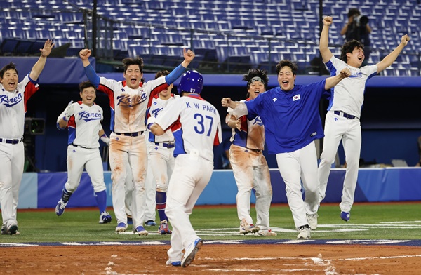 [올림픽] 힘들었지만, 이겼다! 29일 일본 요코하마 스타디움에서 열린 도쿄올림픽 야구 B조 조별리그 1차전 한국과 이스라엘의 경기. 10회말에 6-5로 승리한 김현수, 오지환 등 한국 선수들이 환호하고 있다.