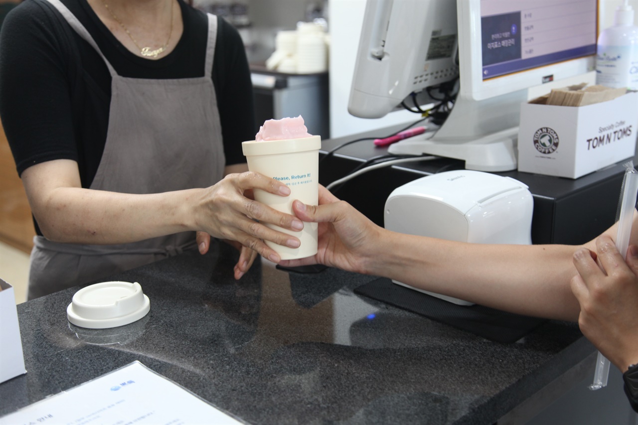 고척 스카이돔의 카페 한 곳은 다회용 컵을 기본으로 제공하며 하루 100여 잔의 플라스틱 컵을 줄였다.
