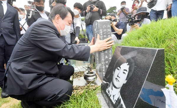 대선 예비후보인 윤석열 전 검찰총장이 지난 17일 오전 광주 북구 5·18 구묘역(민족민주열사묘역)에서 이한열 열사의 묘소를 참배하고 있는 모습. 