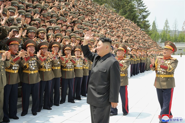 김정은 북한 국무위원장이 지난 27일 '제1차 지휘관, 정치일군강습회' 참가자들과 본부청사에서 기념사진을 촬영했다고 조선중앙통신이 30일 보도했다. 2021.7.30
