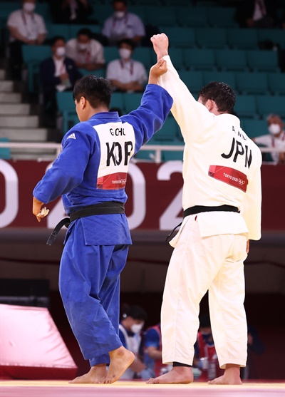 29일 일본 도쿄 무도관에서 열린 도쿄올림픽 유도 남자 -100 kg급 결승 경기에서 한국 조구함이 일본 에런 울프를 상대로 패한 뒤 울프의 손을 들어주고 있다.