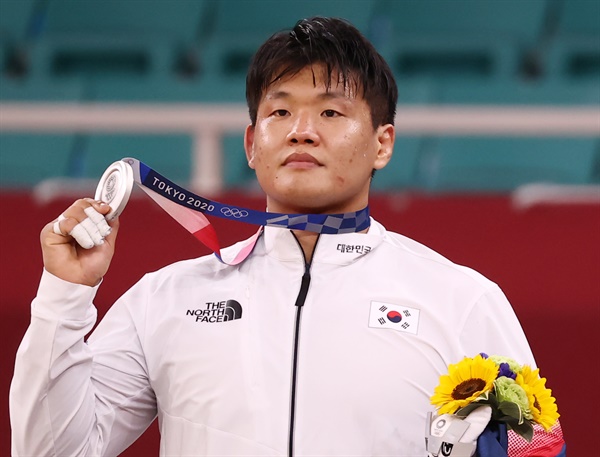 은메달을 획득한 조구함이 29일 일본 도쿄 무도관에서 열린 도쿄올림픽 유도 남자 -100kg급 시상식에서 메달을 들어보이고 있다.