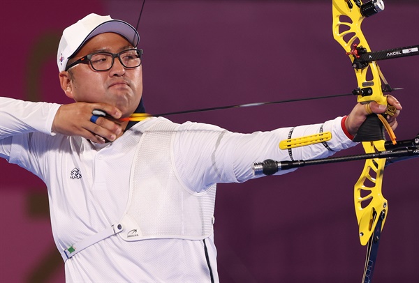 올림픽 양궁대표팀 김우진이 28일 일본 도쿄 유메노시마공원 양궁장에서 열린 도쿄올림픽 남자 개인전 64강에서 헝가리의 머처시 러슬로 벌로그흐를 상대로 경기를 하고 있다. 김우진은 6-0(27-26 27-25 29-25)으로 이겨 32강에 진출했다. 2021.7.28