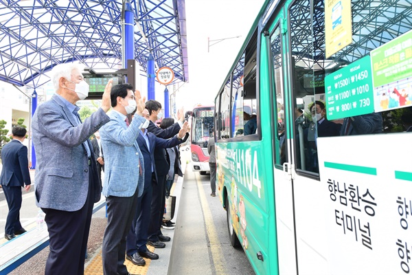 서철모 화성시장이 지난 1일 무상교통 확대 시행을 알리기 위해 향남 환승버스터미널에서 열린 기념식에 참석했다.  