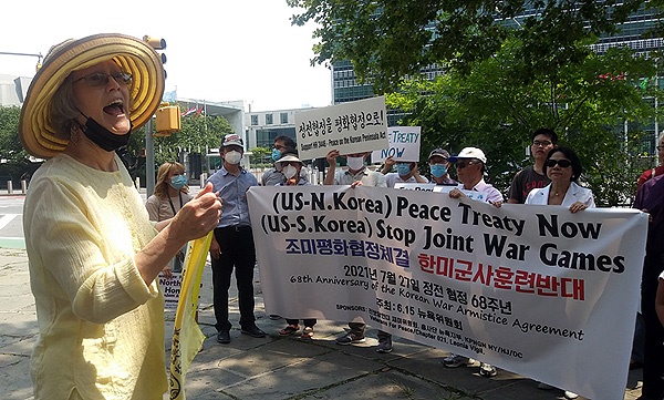 주미 한인들과 미국 활동가들이 정전협정일인 지난 27일 뉴욕 유엔본부앞에 모여 전쟁협정을 끝내고 평화협정을 체결할 것을 요구하는 행사를 열고 있다.