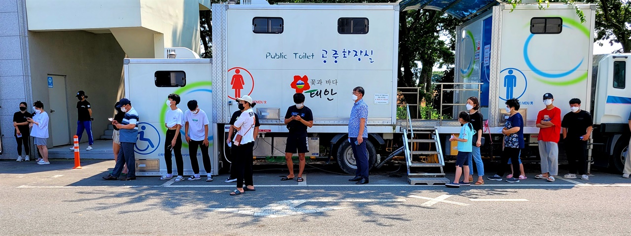 태안군보건의료원 선별진료소에 검사를 기다리고 있는 태안군민들 가운데 상당수는 청소년들이다. 