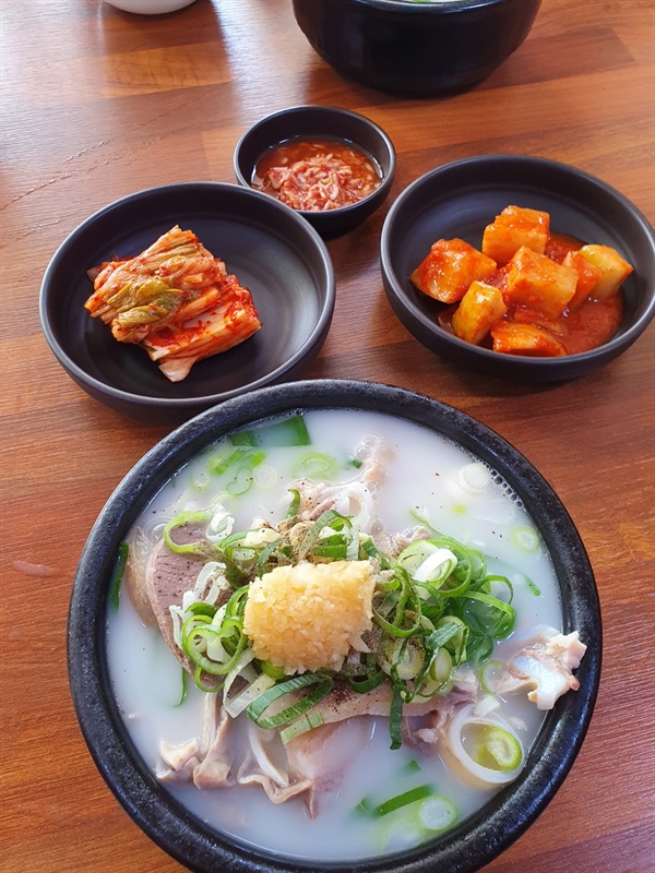 포천에는 유명한 순대국밥집이 많다. 하지만 마늘토핑을 올린 포천의 미성식당의 명성은 경기북부 제일이라 볼 수 있다.