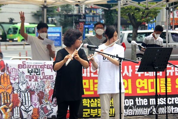 8월 1일 오후 창원역 광장에서 열린 "미얀마 민주주의 연대 22차 일요시위"에서 창원민예총 회원인 최상해 플루티스트가 제자 이상랑씨와 연주하고 있다.