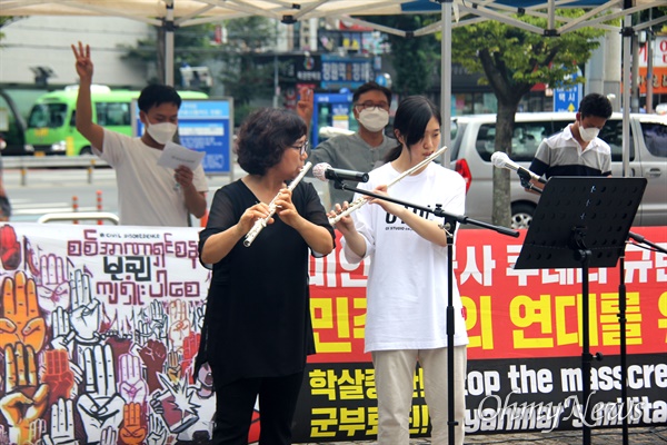  8월 1일 오후 창원역 광장에서 열린 "미얀마 민주주의 연대 22차 일요시위"에서 창원민예총 회원인 최상해 플루티스트가 제자 이상랑씨와 연주하고 있다.