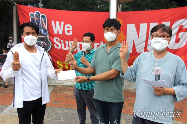 8월 1일 오후 창원역 광장에서 열린 "미얀마 민주주의 연대 22차 일요시위"에서 창원업체 '오성사'에서 일하는 이주노동자들이 '미얀마 민주주의 투쟁 기금'을 모아 전달하고 있다.