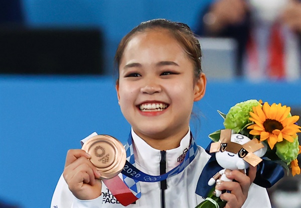  1일 오후 일본 아리아케 체조경기장에서 열린 도쿄올림픽 기계체조 여자 도마 시상식에서 한국 여서정이 동메달을 목에 걸고 기뻐하고 있다. 2021.8.1