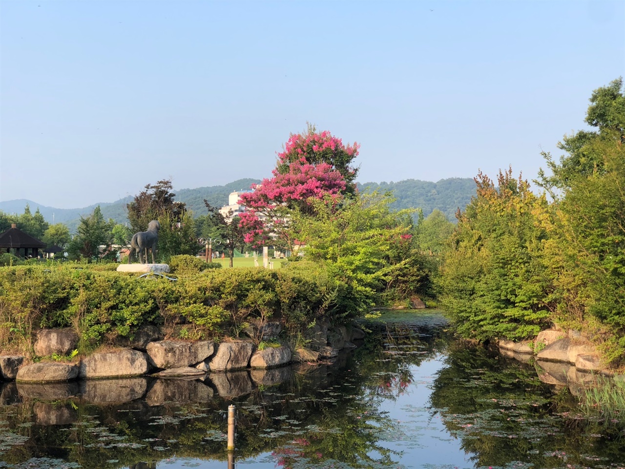 오수 의견공원 이 의견공원의 주제는 여러 나라의 명견 동상 5기에 암시되어 있다.