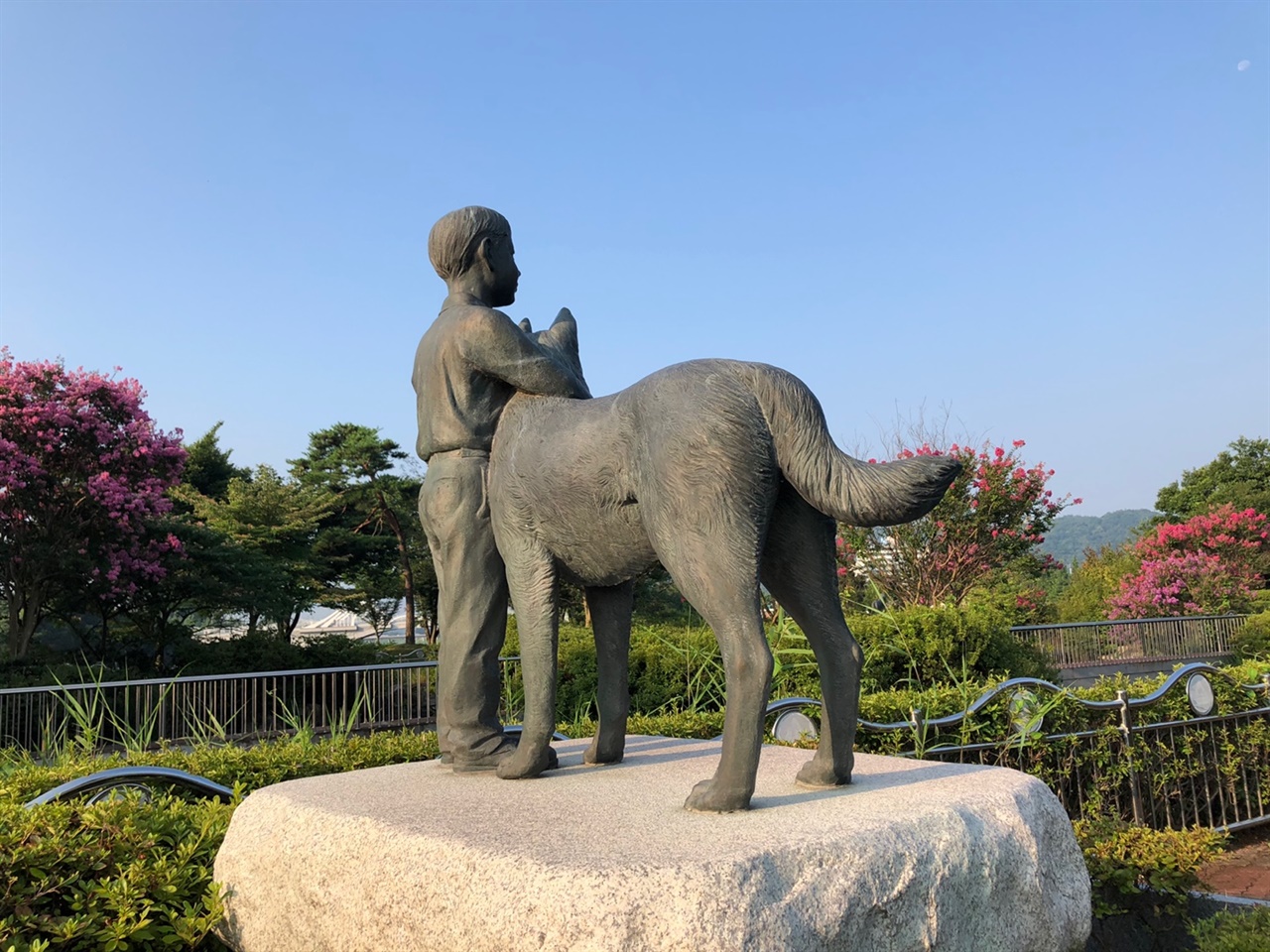 의견공원 발토 이 개는 눈보라를 뚫고 의약품을 운반해서 천여 명의 목숨을 구하였다