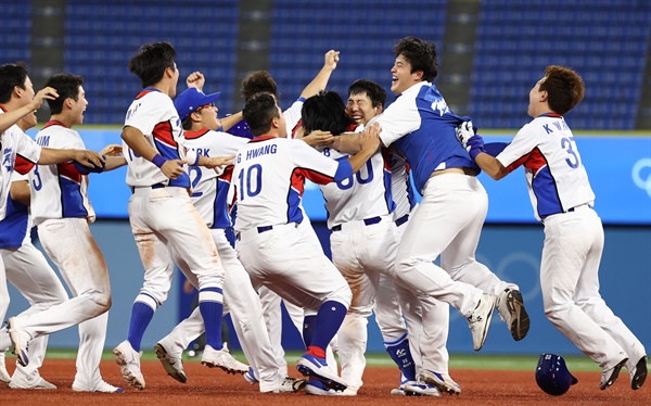  1일 일본 요코하마 스타디움에서 열린 도쿄올림픽 야구 한국과 도미니카공화국의 녹아웃 스테이지 경기. 9회말 2사 3루 김현수가 끝내기 안타를 친 뒤 동료들과 기뻐하고 있다.