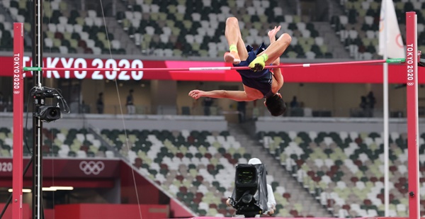 도쿄올림픽 남자 높이뛰기 우상혁이 1일 도쿄 올림픽스타디움에서 열린 결선에서 한국신기록 2.35미터를 성공하고 있다.