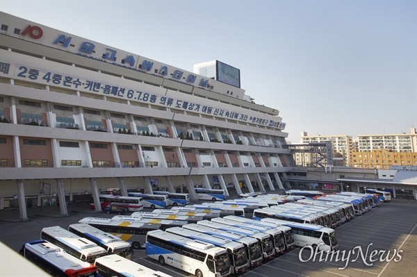 '서울고속버스터미널'은 사대문 안쪽의 도심 집중을 완화하기 위해 마련한 종합터미널이다. 이곳은 매년 민족대이동으로 표현되는 귀성·귀경길의 중심지로 서울시민의 생활상을 담고 있어 2013년에 미래유산으로 선정됐다.
