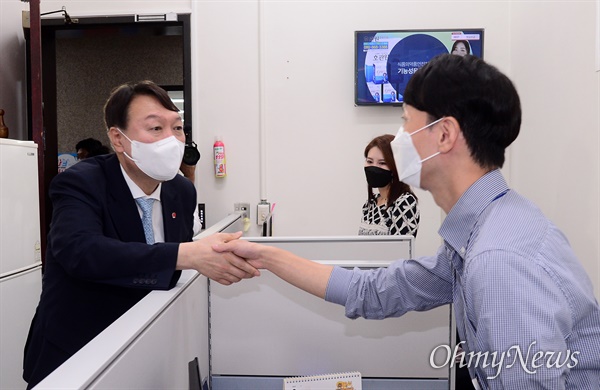  국민의힘에 입당한 윤석열 대선 예비후보가 2일 오전 서울 여의도 국회를 방문, 국민의힘 사무처 직원들과 인사하고 있다. 