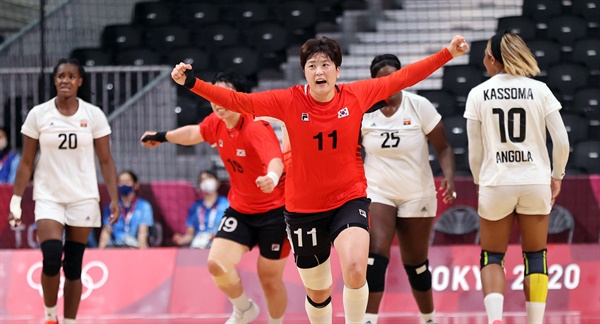  2일 일본 요요기 국립경기장에서 열린 도쿄올림픽 여자 핸드볼 A조 조별리그 한국과 앙골라의 경기. 류은희가 후반전 동점이 되자 환호하고 있다.