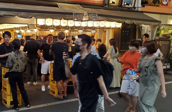 지난 7월 24일 오후 일본 도쿄도(東京都) 신주쿠(新宿)구의 한 주점이 빈자리 없이 붐비고 있다. 